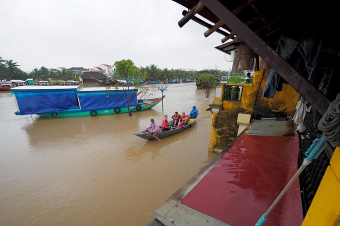 Nhưng những nơi ngập sâu từ 1 mét trở lên, cả du khách lẫn người dân địa phương chỉ còn cách sử dụng thuyền để lưu thông.
