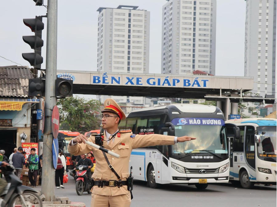 CSGT làm nhiệm vụ tại bến xe Giáp Bát chiều 13/2.