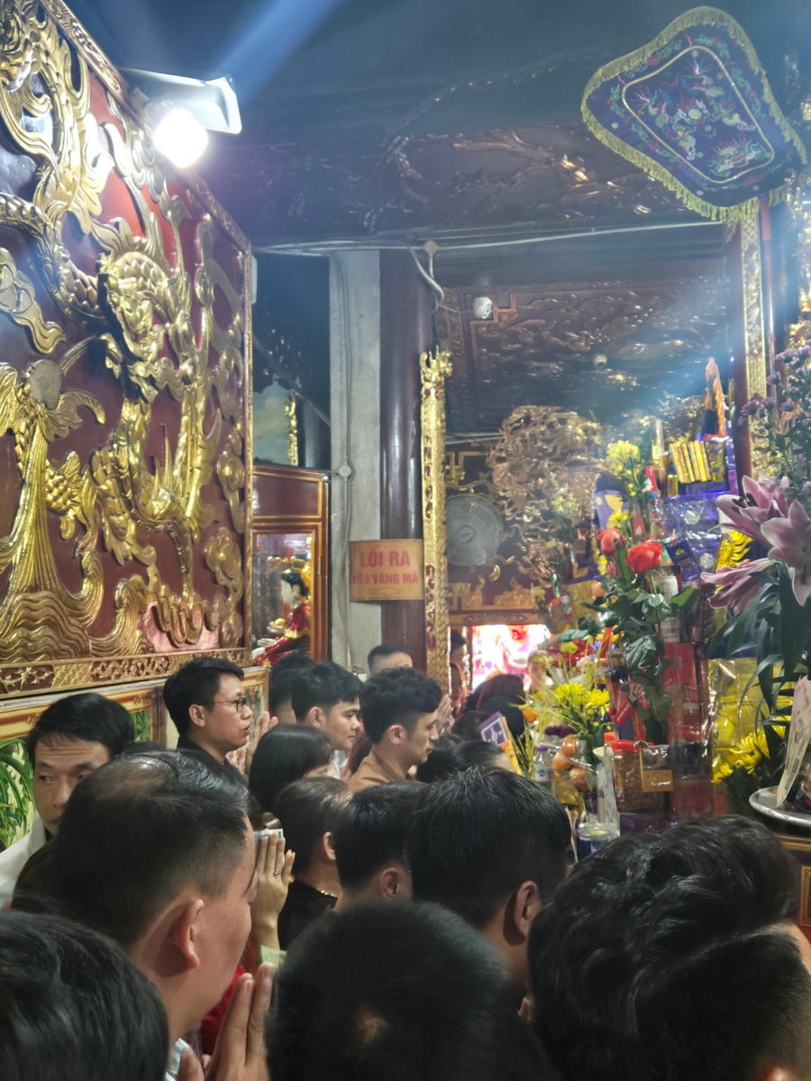 Đông đảo người dân và du khách chiêm bái Thần Vệ quốc Hoàng Bảy tại đền Bảo Hà.
					
				
			
			Đông đảo người dân và du khách chiêm bái Thần Vệ quốc Hoàng Bảy tại đền Bảo Hà.