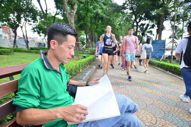Một ngày, Hải dành phần lớn thời gian cho việc tự học ngoại ngữ