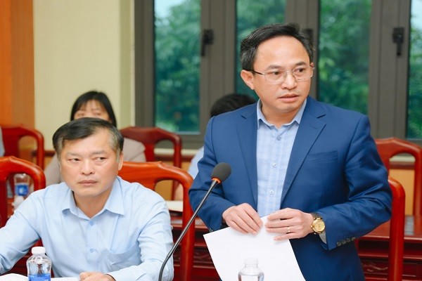 Lãnh đạo phường Lê Hồ báo cáo kết quả thực hiện mô hình chính quyền địa phương 2 cấp và công tác tuyên truyền Đại hội đại biểu toàn quốc lần thứ XIV của Đảng tại buổi làm việc.