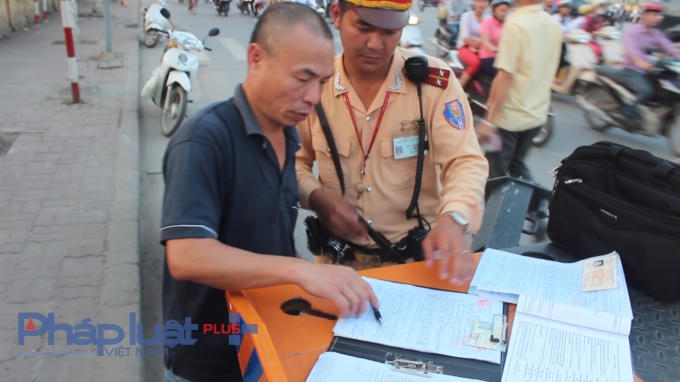 Vẫn còn nhiều xe khách cố tình vi phạm.