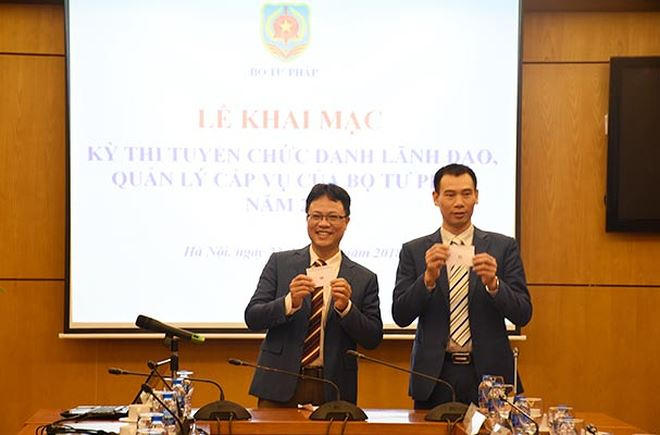 Hai ứng viên Trương Thế Côn và Trần Minh Tiến bốc thăm phần thi trình bày đề án đối với chức danh Phó Giám đốc Học viện Tư pháp.