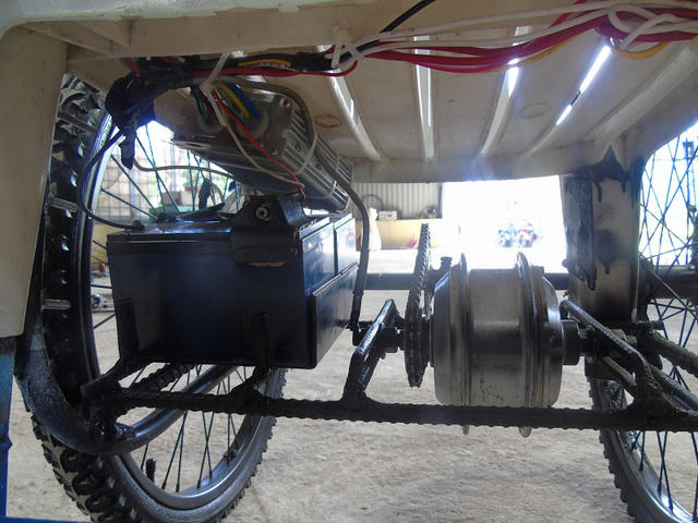 Hệ thống vận hành của chiếc xe lăn được lắp đặt một động cơ điện gắn dưới trục bánh xe