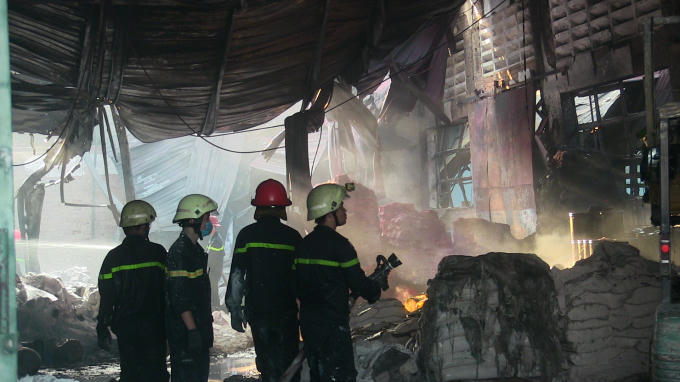 Vụ cháy thiêu rụi gần 400 mét vuông nhà xưởng.