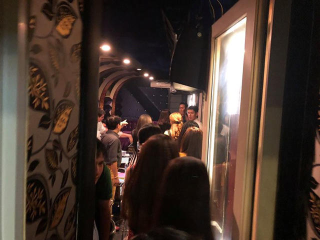 Có nhiều tiếp viên phục vụ trong phòng Vip.