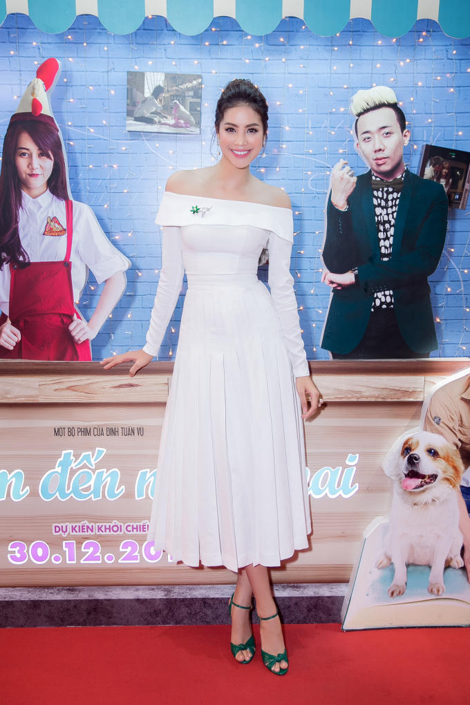 Kiểu dáng đầm hở vai, cũng như chi tiết hoa cài màu xanh tinh tế trên phần ngực áo, giúp tôn lên vẻ đẹp thánh thiện của hoa hậu Phạm Hương.