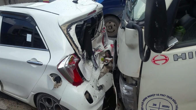 Xe ô tô con màu trắng 4 chỗ sau và trước bị biến dạng hoàn toàn.