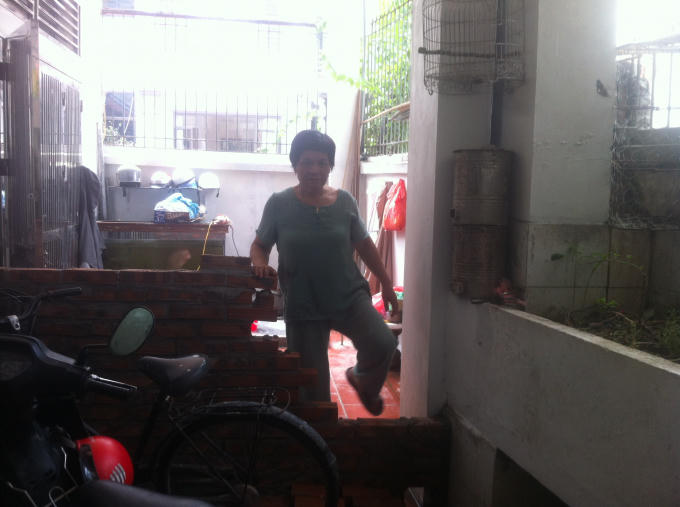 Cực chẳng đã, gia đình bà Hương hàng ngày phải nhờ đến lối đi của hàng xóm bên cạnh.