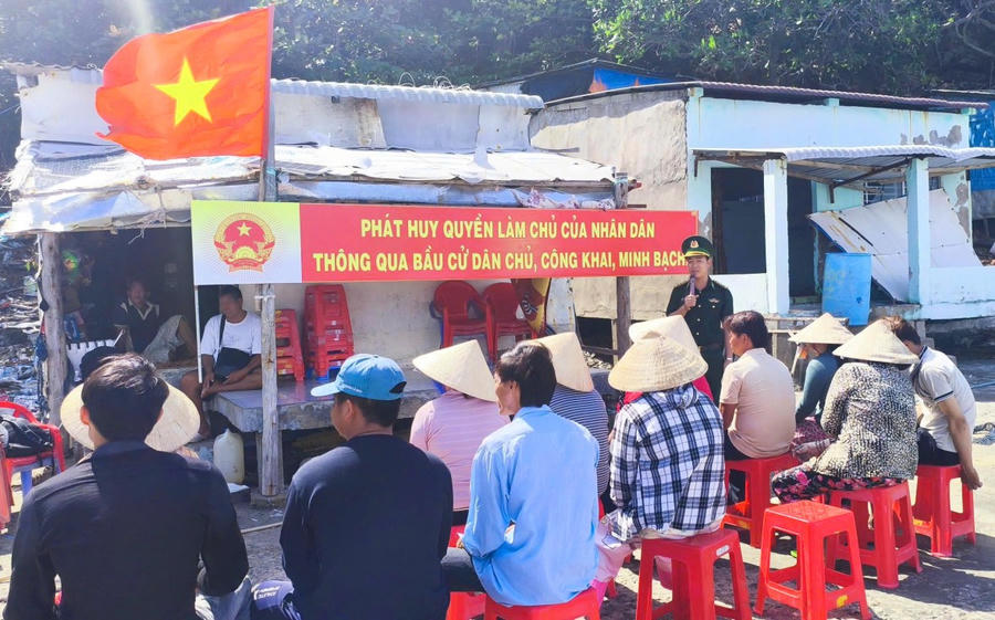 Cán bộ Đồn Biên phòng tuyên truyền bầu cử, hướng dẫn và ghi danh cử tri cho người dân đảo Hòn Chuối, bảo đảm thực hiện đầy đủ quyền và nghĩa vụ công dân.