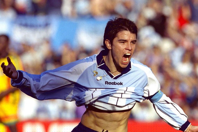 Ít ai biết rằng, Javier Saviola là cầu thủ trẻ nhất được Pele chọn vào danh sách 125 huyền thoại sống của bóng đá thế giới. Tuy nhiên, sự nghiệp thi đấu của tài năng Argentina không gặp may mắn dù anh chinh chiến cho nhiều CLB danh tiếng. Javier Saviola là vua phá lưới và cầu thủ hay nhất VCK U20 thế giới vào năm 2001. Tiềm năng của tiền đạo có biệt danh