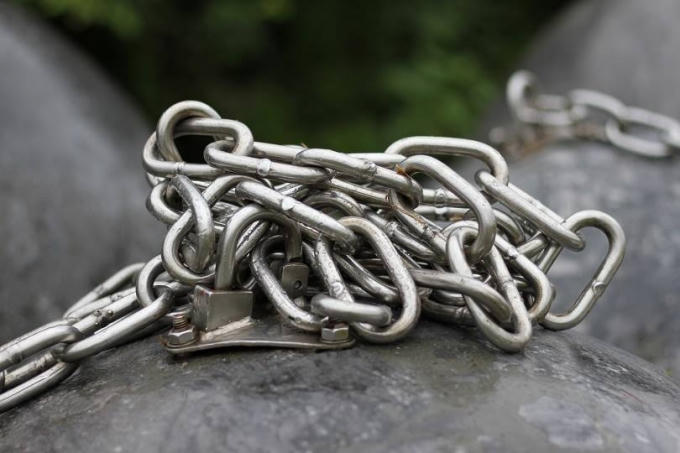 Những sợi xích được nối vào nhiều quả bóng khá chắc chắn.