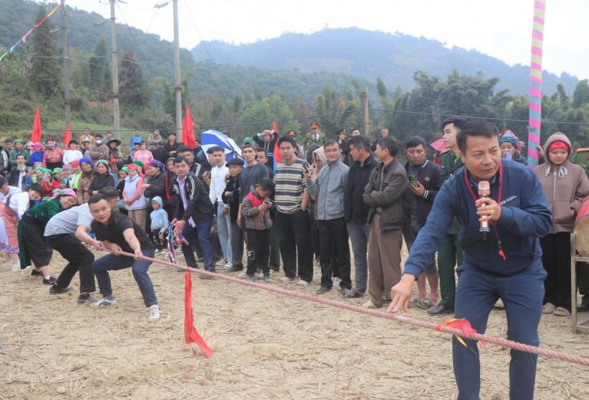 Lễ hội cũng còn có các trò chơi dân gian truyền thống.
