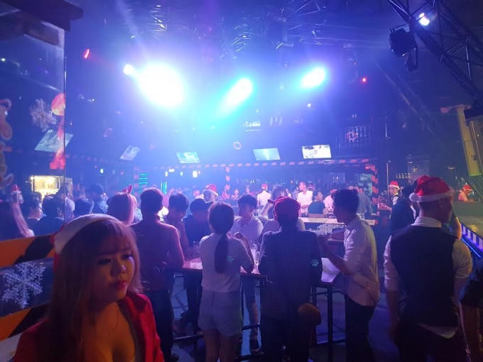 Dân chơi trong CLB Ship lúc gần 1h sáng.