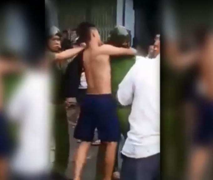 Nam thanh niên kệp cổ đồng chí công an. Ảnh: Cắt từ clip.