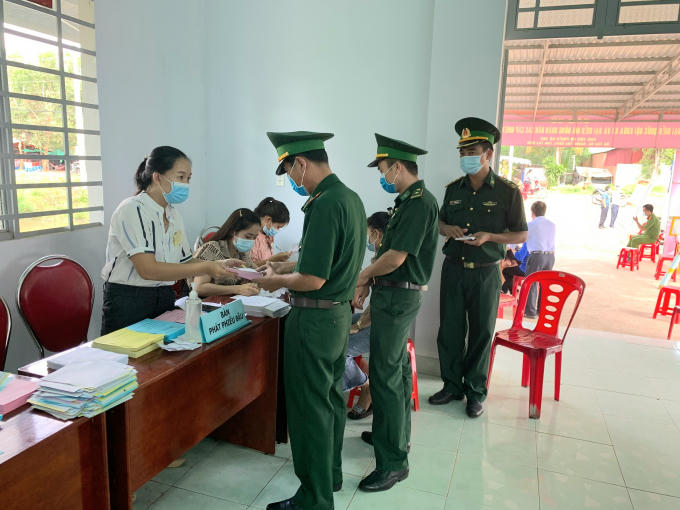 Cán bộ, chiến sĩ Bộ đội biên phòng Phước Chỉ thực hiện quyền công dân. (Ảnh: Thanh Hải).