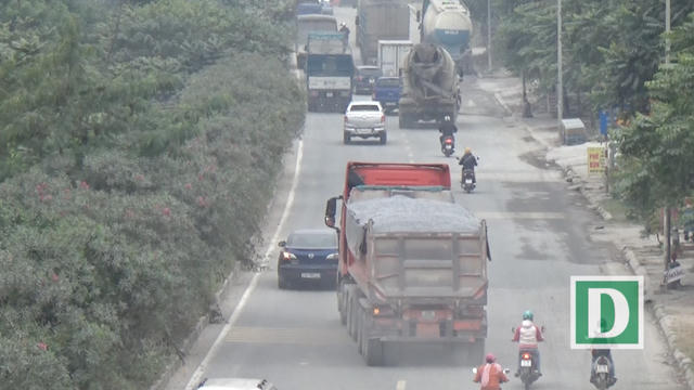 Xe chuyển chở vật liệu phục vụ công trình xây dưng, trạm trộn bê tông dọc Đại lộ Thăng Long thuộc địa bàn huyện Hoài Đức thường xuyên không che chắn, có dậu hiệu quá tải, cơi nới thành thùng.