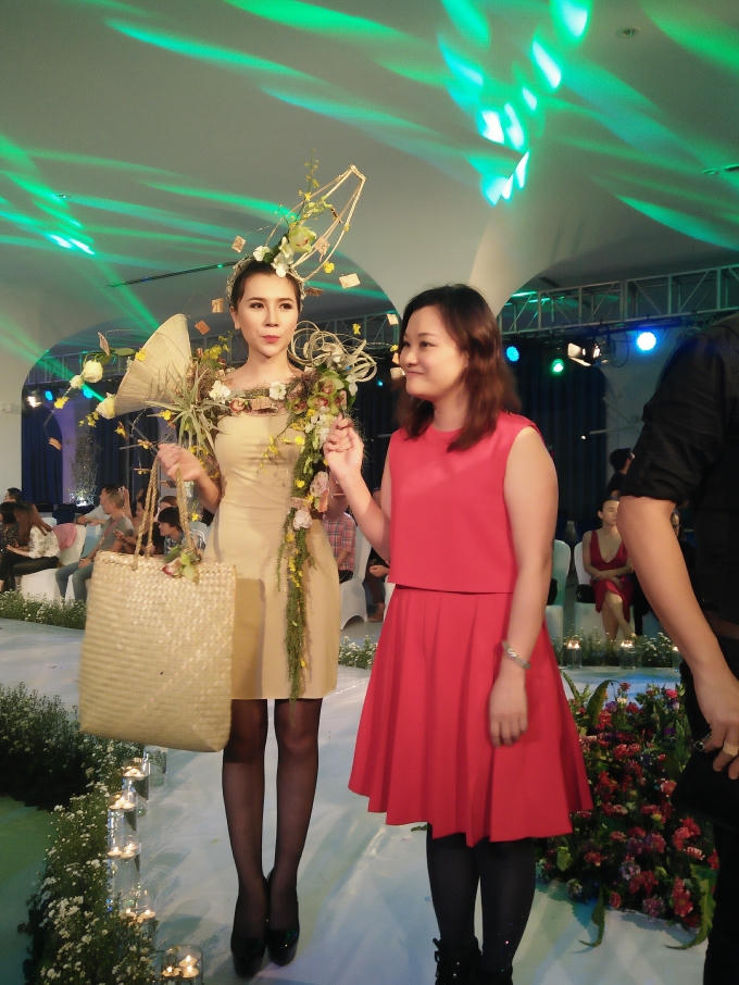 Choáng ngợp bởi những bộ trang phục làm từ hoa và vật liệu khô