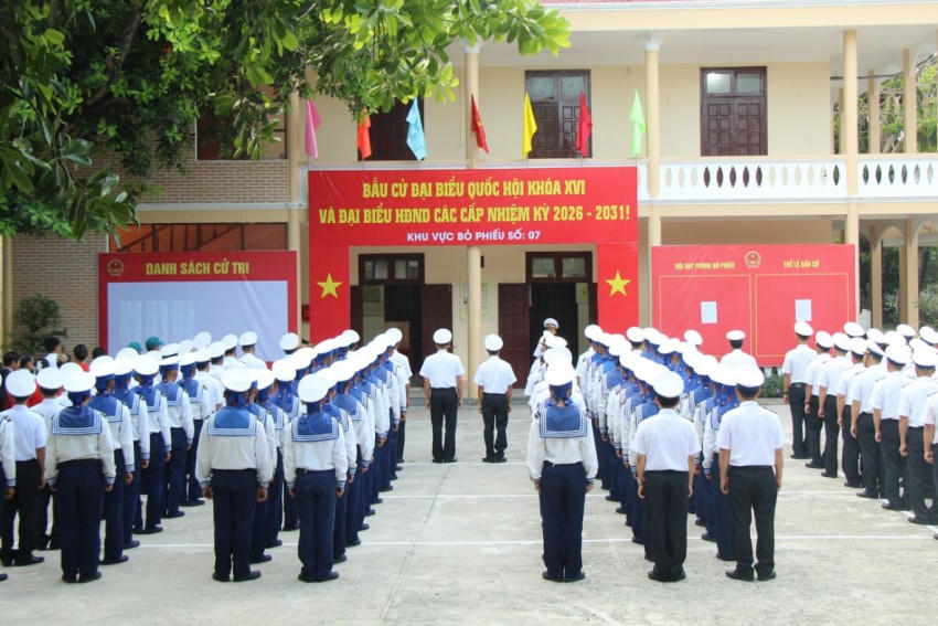 Cử tri nhận phiếu bầu tham gia bầu cử.