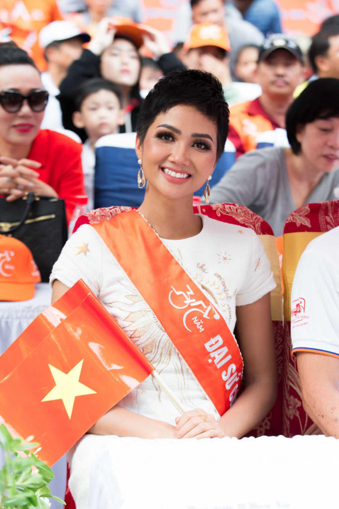 Hoa hậu H'Hen Ni&ecirc; mang xe đạp c&aacute; nh&acirc;n chạy đua c&ugrave;ng c&aacute;c bạn trẻ nh&acirc;n ng&agrave;y 30/04