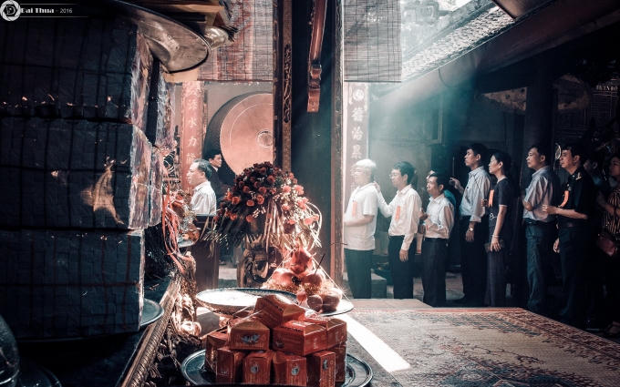 Không khí trang nghiêm, thành kính.