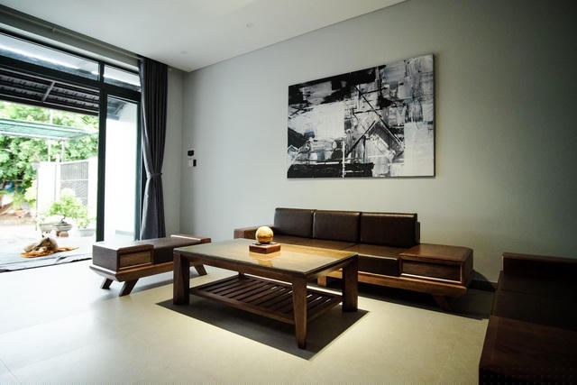 Sau năm tháng thi công với tổng chi phí 750 triệu đồng, ngôi nhà hai tầng hoàn thiện với ba phòng ngủ, hai toilet, một phòng khách, một bếp và một phòng thờ.