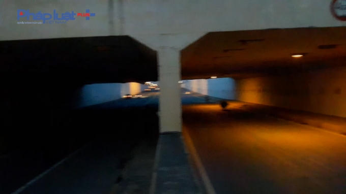 Cả ngày lẫn đêm, hệ thống chiếu sáng gần như bị đắp chiếu hoàn toàn, đơn vị quản lí có dấu hiệu coi thường tính mạng nhân dân Thủ đô?