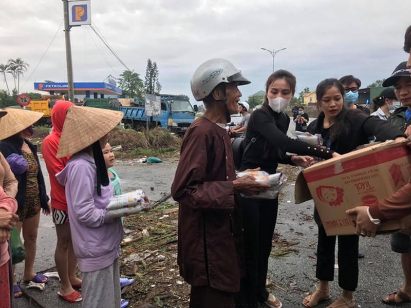 Thuỷ Tiên mặc giản dị đi phát quà cho bà con tại Huế. 