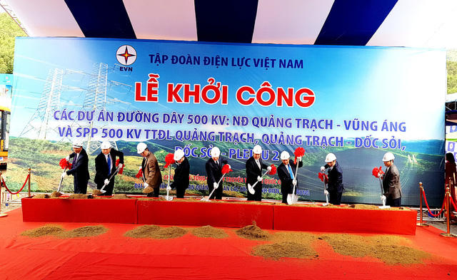 Phó Thủ tướng Trịnh Đình Dũng cùng lãnh đạo các bộ, ngành Trung ương và địa phương khởi công dự án. (Ảnh: Dân trí)