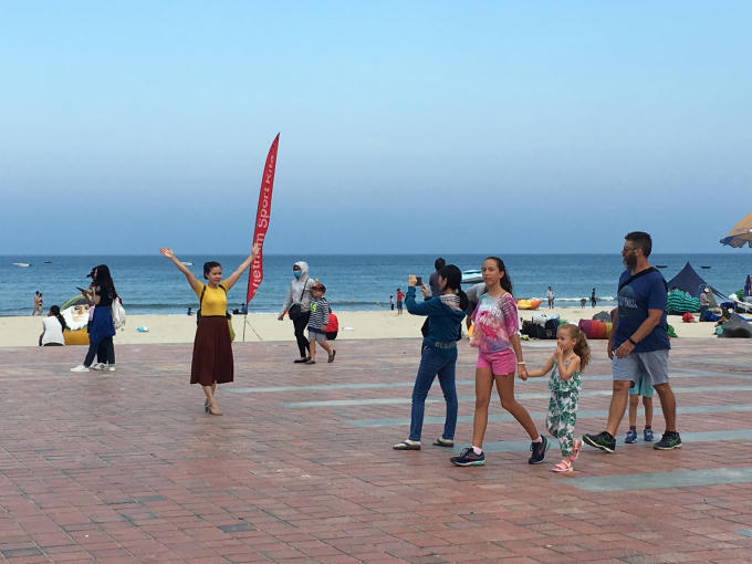 Chiều 27/4, nắng đã tắt nên gia đình thoải mái đưa con cái đi thăm quan, vui chơi tại đây.