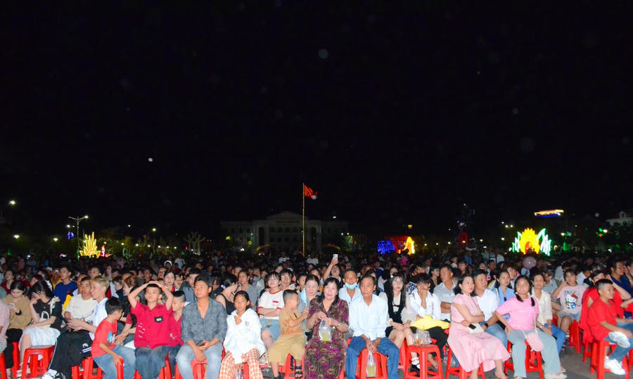 Chương trình văn nghệ đặc sắc chào mừng năm mới tại điểm cầu Quảng trường Hùng Vương, thu hút đông đảo người dân theo dõi, cổ vũ.