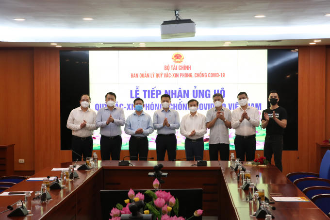 Đại diện Tập đoàn Sun Group trao 300 tỷ cho Quỹ vắc-xin.