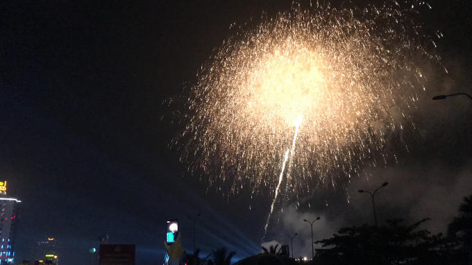 Biển người chen chân tham gia đêm khai mạc lễ hội du lịch biển “Cửa Lò: Hội tụ - Tỏa sáng”