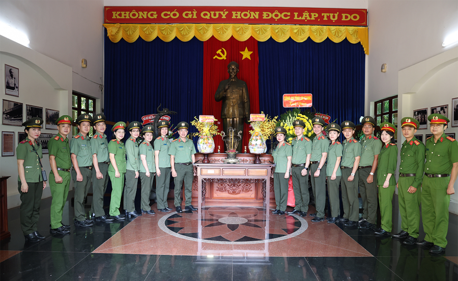 Công an 02 tỉnh An Giang và Cà Mau dâng hương, dâng hoa tại Nhà tưởng niệm Chủ tịch Hồ Chí Minh
