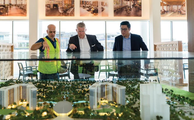 Ông Jonathan Mills (giữa), cựu Giám đốc điều hành RCI khu vực châu Á - Thái Bình Dương và DAE Global tham quan ALMA resort