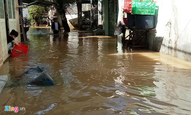 Đến trưa 21.10, nhiều nơi ở khu phố 4, thị trấn Dương Đông vẫn còn ngập sâu. Ảnh: Gia Bảo.