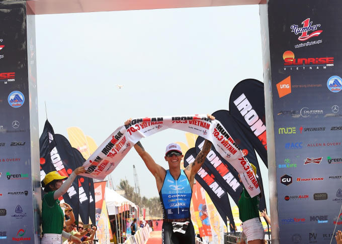 Tân vô địch Ironman 70.3 Việt Nam năm 2017 là năm vận động viên Tìm văn Berkel người Australia.