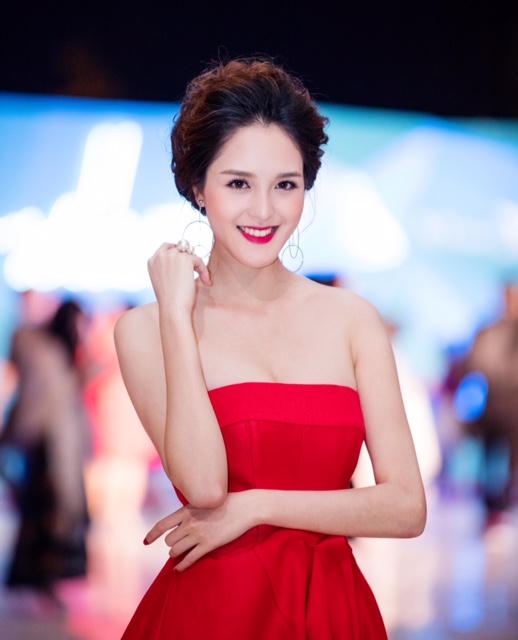 Không ít vị khách khen ngợi, Hoàng Anh ngày càng sexy và xinh đẹp hơn so với thời điểm đăng quang Á hậu vào năm 2012.
