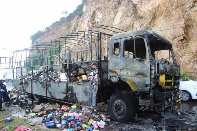 Đang lưu thông trên QL1D chiếc xe tải bất ngờ bốc cháy trơ khung, hàng hóa bị thiêu rụi. Ảnh: Dân Việt.