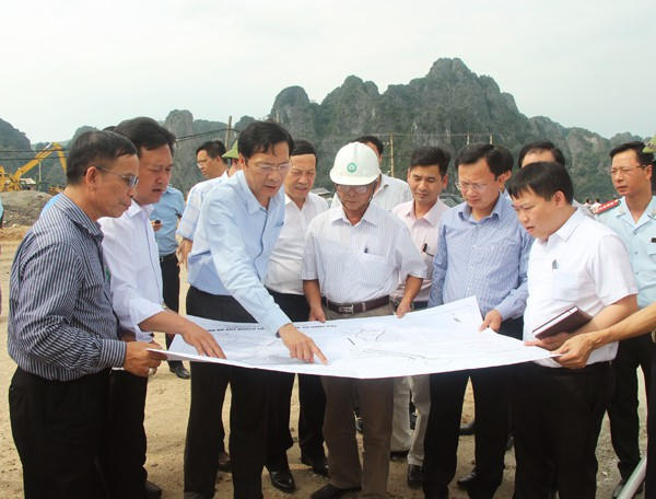 Nguyễn Văn Đọc, Bí thư Tỉnh ủy, Chủ tịch HĐND tỉnh Quảng Ninh trực tiếp đi kiểm tra một số dự án đất trên địa bàn huyện Vân Đồn. (Ảnh: Cổng thông tin Quảng Ninh).