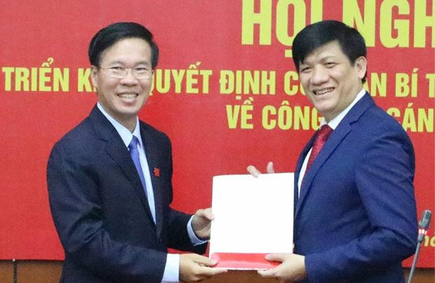 Ông Nguyễn Thanh Long (bên phải), Thứ trưởng Bộ Y tế được điều động, bổ nhiệm giữ chức Phó Trưởng ban Tuyên giáo Trung ương.