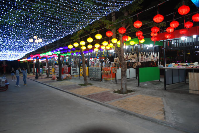 Khung cảnh tuyệt đẹp rrong khuôn viên khu ẩm thực.