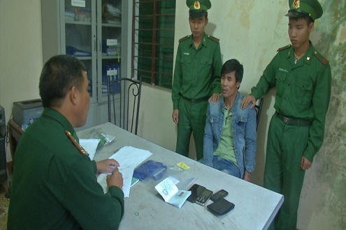 Bộ đội Biên phòng tỉnh Quảng Trị đang tiến hành lấy lời khai đối tượng Nguyên. (Ảnh: báo Công lý)