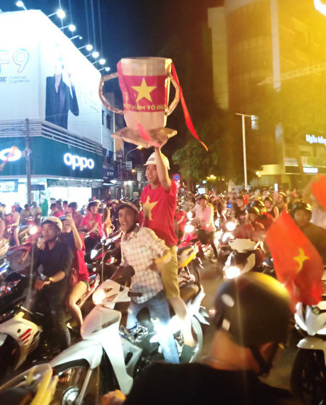 Giơ cao cúp chiến thắng...