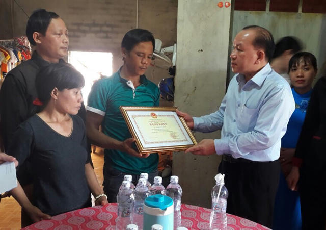Ông Hà Hữu Phúc, Giám đốc Cơ quan đại diện Bộ GD-ĐT trao cho gia đình em Đông bằng khen truy tặng của Bộ trưởng Phùng Xuân Nhạ.