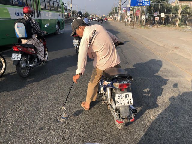 TP HCM: Hãi hùng nhìn mớ đinh gom được của đinh tặc trên quốc lộ