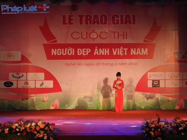 Nguyễn Thị Dung mang SBD 108 sinh ngày 13/1/1996 đến từ Tuyên Quang. Số đo hình thể: 83 – 65 – 86. Chiều cao 1m59 nặng 46kg.