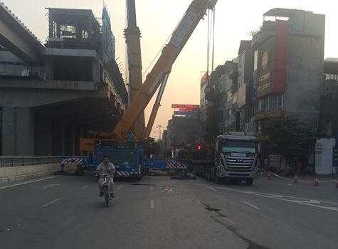 Phạt nhà thầu thi công công trình đường sắt Cát Linh - Hà Đông vì để xe cẩu chuyên dụng và xe ô tô tải đầu kéo kéo theo rơ-moóc đỗ song song nhau, chắn hoàn toàn một bên đường, gây ảnh hưởng đến giao thông.