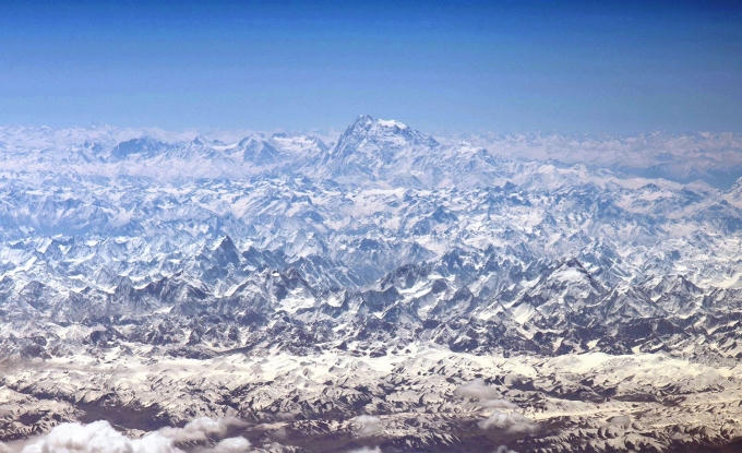 Dãy núi Himalaya nhìn nghiêng. (Ảnh: NASA)