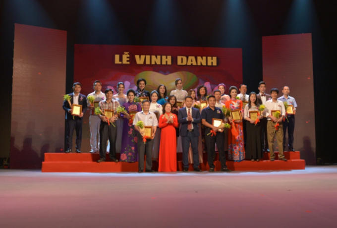 Chủ tịch Hội CTĐ Việt Nam và Tổng biên tập Báo điện tử Nhân đạo và Đời sống trao tặng bảng vàng cho các mạnh thường quân.